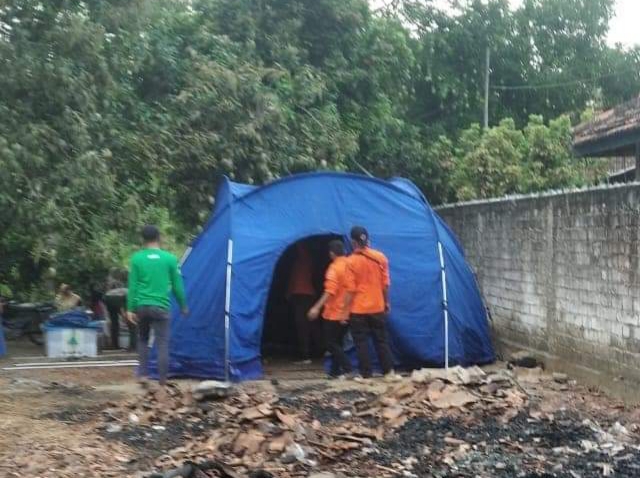 BPBD Bantu Bersihkan Puing dan Dirikan Tenda Untuk Tinggal Sementara Khumaidi