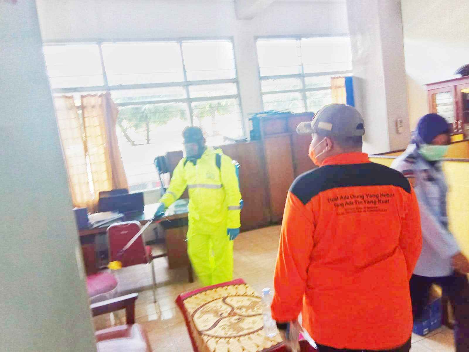 Penyemprotan Desinfektan dan Pembagian Masker di tempat – tempat Umum di Wilayah Kab Rembang