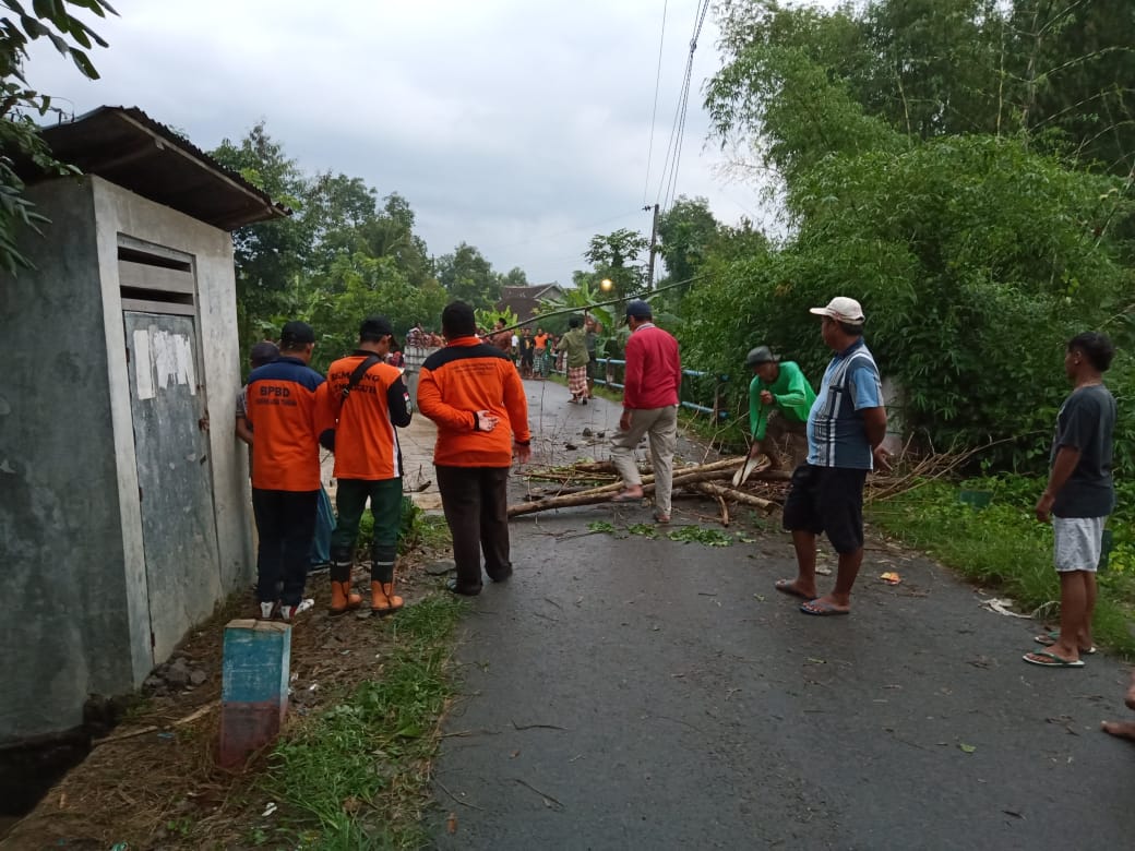 Hujan Deras Mengguyur selama 3 Jam, sebabkan Jembatan Utama Desa Sidorejo Kecamatan Pamotan Ambrol