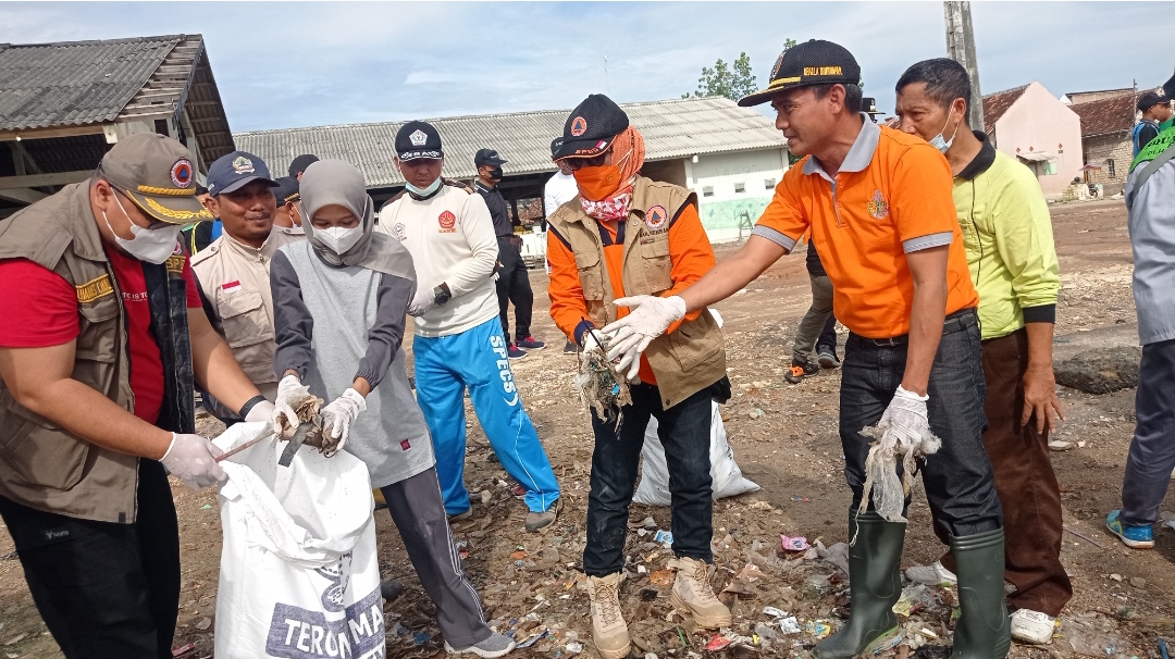 Usai Banjir Rob, BPBD Kerja Bakti Bersihkan Sampah dari Laut